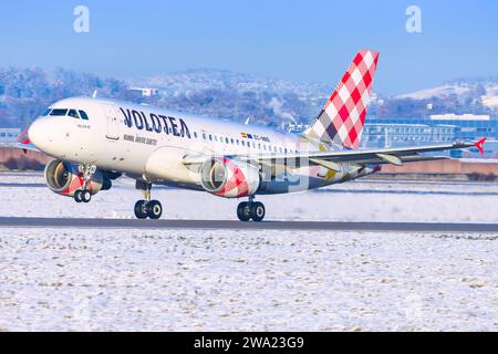 Stuttgart, Deutschland - 3. Oktober 2023: Volotea 320 nähert sich dem Flughafen Stuttgart Stockfoto