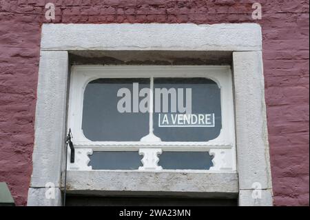 Maisons a vendre ou a louer - Affiche sur les fenêtres | Haus zu vermieten oder zu verkaufen - Poster am Fenster Stockfoto