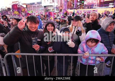 Während der Feier versammeln sich die Leute am Times Square. Die Silvesterfeier am Times Square 2024 in New York City markiert eine monumentale Rückkehr nach der COVID-19-Pandemie und zieht Tausende von begeisterten Menschen dazu an, am legendären Countdown teilzunehmen und das neue Jahr zu begrüßen. Wie es die Tradition vorschreibt, fesselt der schillernde Ball Drop die Menschenmassen und signalisiert den Übergang zu 2024. Mit der Jahreswende steigt eine atemberaubende Konfetti-Kaskade vom Himmel ab und verwandelt das geschäftige Stadtbild in einen faszinierenden Schauer aus farbenfrohem Papier. (Foto: Michael Ho Wai Lee/SOPA Images/S Stockfoto