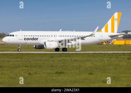 Stuttgart, Deutschland - 3. Oktober 2023: Condor Airbus A320 nähert sich dem Flughafen Stuttgart an Stockfoto