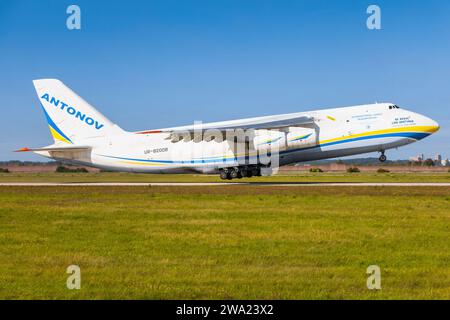 Stuttgart, Deutschland - 3. Oktober 2023: Antonov 124 aus der Ukraine nähert sich dem Flughafen Stuttgart Stockfoto