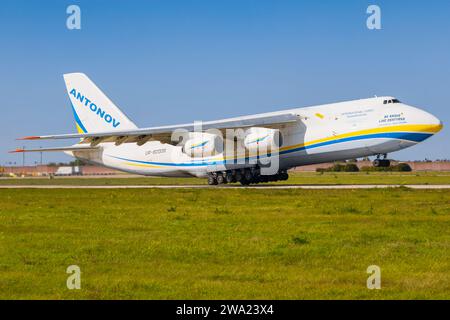 Stuttgart, Deutschland - 3. Oktober 2023: Antonov 124 aus der Ukraine nähert sich dem Flughafen Stuttgart Stockfoto