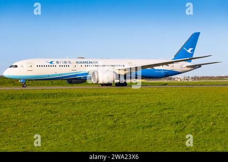 Amsterdam, Niederlande - 28. April 2022: Xiamen 787 Boeing Dreamliner am Flughafen Amsterdam Stockfoto