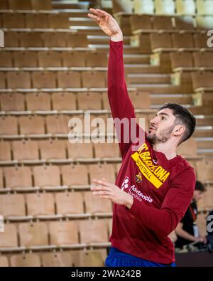 Monaco, Monaco. Dezember 2023. FC Barcelona Spieler #8 Darío Brizuela Arrieta im Spiel zwischen AS Monaco und FC Barcelona in der Salle Gaston-Medecin in der 17. Runde der Turkish Airlines Euroleague. Endergebnis: AS Monaco 91-71 FC Barcelona. Quelle: SOPA Images Limited/Alamy Live News Stockfoto