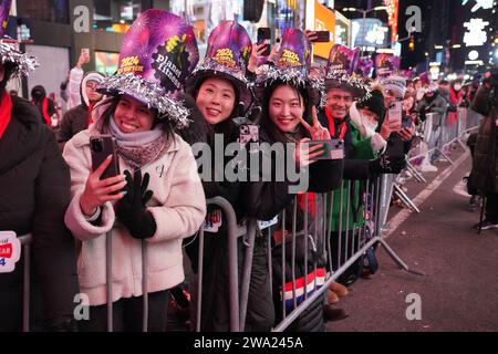 New York, USA. Dezember 2023 31. Während der Feier versammeln sich die Leute am Times Square. Die Silvesterfeier am Times Square 2024 in New York City markiert eine monumentale Rückkehr nach der COVID-19-Pandemie und zieht Tausende von begeisterten Menschen dazu an, am legendären Countdown teilzunehmen und das neue Jahr zu begrüßen. Wie es die Tradition vorschreibt, fesselt der schillernde Ball Drop die Menschenmassen und signalisiert den Übergang zu 2024. Mit der Jahreswende steigt eine atemberaubende Konfetti-Kaskade vom Himmel ab und verwandelt das geschäftige Stadtbild in einen faszinierenden Schauer aus farbenfrohem Papier. Kredit: SOPA Stockfoto