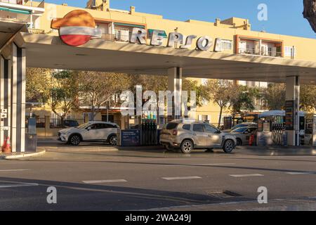 Palma de Mallorca, Spanien; 19. dezember 2023: Allgemeine Ansicht einer Tankstelle des multinationalen Unternehmens Repsol bei Sonnenuntergang in Palma de Mallorca, Spanien Stockfoto