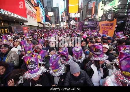 New York, USA. Dezember 2023 31. Während der Feier versammeln sich die Leute am Times Square. Die Silvesterfeier am Times Square 2024 in New York City markiert eine monumentale Rückkehr nach der COVID-19-Pandemie und zieht Tausende von begeisterten Menschen dazu an, am legendären Countdown teilzunehmen und das neue Jahr zu begrüßen. Wie es die Tradition vorschreibt, fesselt der schillernde Ball Drop die Menschenmassen und signalisiert den Übergang zu 2024. Mit der Jahreswende steigt eine atemberaubende Konfetti-Kaskade vom Himmel ab und verwandelt das geschäftige Stadtbild in einen faszinierenden Schauer aus farbenfrohem Papier. Kredit: SOPA Stockfoto