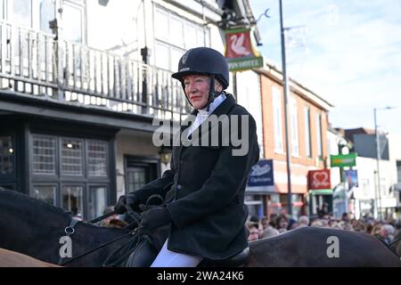 Puckeridge und Essex Union Hunt New Years Parade die Puckeridge und Essex Union Hunt Parade entlang der Maldon High Street in Essex UK zu ihrem jährlichen Neujahrstreffen. Maldon Essex UK Copyright: XMartinxDaltonx Maldon Hunt 010124 MD 094 Stockfoto