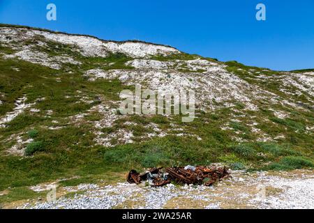 Ein altes, rostiges Auto am Strand unter den Klippen nahe Beachy Head in Sussex Stockfoto