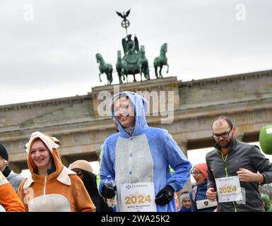 Berlin, Deutschland. Januar 2024. Ein Feuerwerk wird während einer Neujahrsfeier am ...
