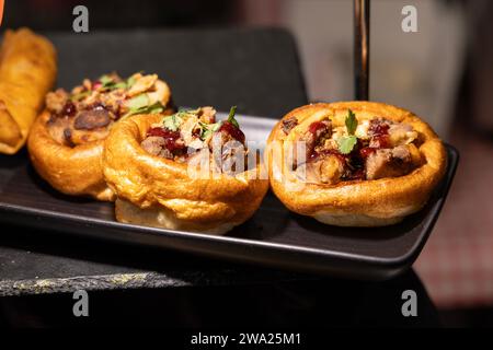 Weihnachtsenten yorkshire Puddings auf dem Southbank Centre Food Market, London, England Stockfoto