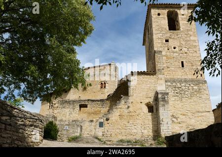 Le Poët Laval EST un viallage fortifie domine par un chateau feodal et d'un donjon. L'histoire du Village EST liee a l'ordre des hospitaliers de saint Stockfoto