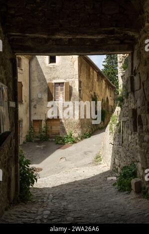 Le Poët Laval EST un viallage fortifie domine par un chateau feodal et d'un donjon. L'histoire du Village EST liee a l'ordre des hospitaliers de saint Stockfoto