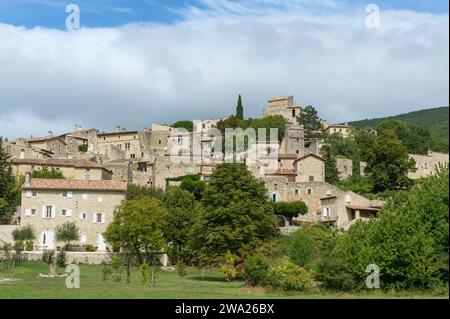 Le Poët Laval EST un viallage fortifie domine par un chateau feodal et d'un donjon. L'histoire du Village EST liee a l'ordre des hospitaliers de saint Stockfoto