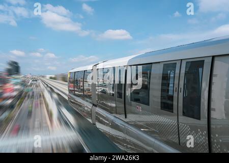 Der moderne Hochgeschwindigkeitszug fährt von einem Bahnhof mit Bewegungsunschärfe ab. Stockfoto