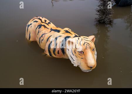 Stourport-on-Severn, Worcestershire, 1. Januar 2024 - Ein Modelltiger hält nur den Kopf trocken. - Der Wasserstand stieg am Montag durch Stourport-on-Severn an, als Sturm Henk schwere Hochwasserwarnungen in Großbritannien brachte. Ein Modell eines Dinosauriers auf einem Minigolfplatz, von Einheimischen, die es als Höhenmessgerät verwenden, Dennis genannt, ist jetzt „Kniehöhe“ Geoffrey die Giraffe ist ebenfalls „Schulterhöhe“ in der Nähe. Ein Modell Zebra und Tiger konnte auch teilweise unter Wasser gesehen werden. Das Treasure Island Fair Ground ist heute mehr Insel wie früher. Quelle: Stop Press Media/Alamy Live News Stockfoto