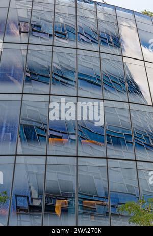 Das von Frank Gehry entworfene IAC-Gebäude spiegelt Jean Nouvel/Beyer Blinder Belle-entworfene 100 11th Avenue Condominiums an der West 19th Street an der 11th Avenue wider. Stockfoto