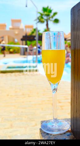 Bucks Fizz Wein im RIU Touareg Hotel Swimmingpool in Kap Verde Stockfoto