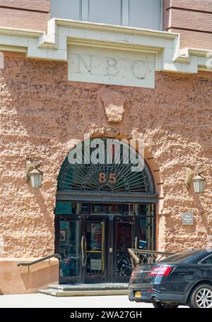 Blick vor der Restaurierung (2016) auf den Eingang der Nabisco-Fabrik an der 85 10th Avenue, neben der High Line und dem Chelsea Market. Stockfoto