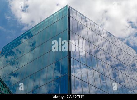 860 Washington Street, ein parallelogramm-förmiges blaues Glaskästchen, spiegelt den Himmel und angrenzende Gebäude neben der High Line im Meatpacking District wider. Stockfoto