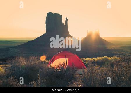 Camping im Montument Valley, Blick auf den Morgen mit Sonnenaufgang hinter den Buttes Stockfoto