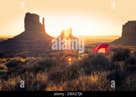 Camping im Montument Valley, Blick auf den Morgen mit Sonnenaufgang hinter den Buttes Stockfoto