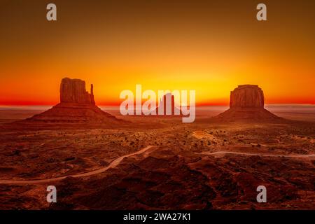 Sonnenaufgang hinter den Buttes im Monument Valley Stockfoto