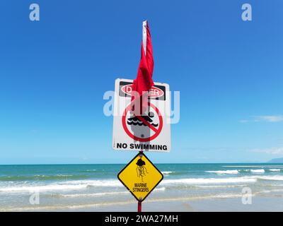 Blick auf einen australischen Rettungsschwimmer kein Badeschild, das vor der Gefahr von Seefahrern am Four Mile Beach in Port Douglas Queensland, Australien, warnt Stockfoto