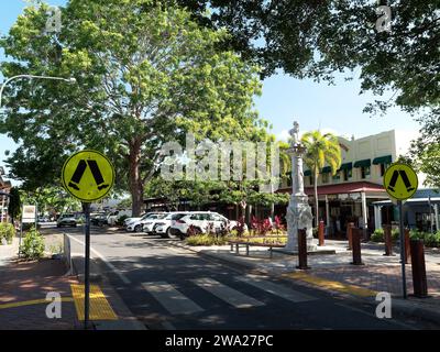 Werfen Sie einen Blick auf die Geschäfte, Bars und Restaurants auf der Macrossan Street, der Haupteinkaufsstraße in Port Douglas Queensland Australien Stockfoto