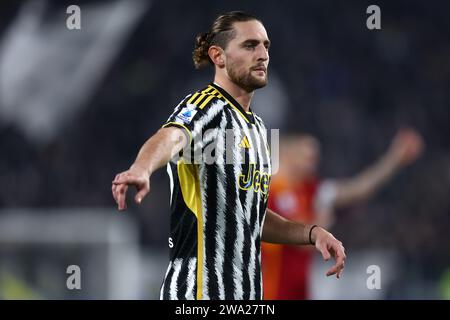 Adrien Rabiot vom Juventus FC Gesten beim Spiel der Serie A zwischen Juventus FC und AS Roma im Allianz Stadium am 30. Dezember 2023 in Turin. Stockfoto