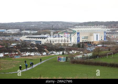 Leeds am Montag, 1. Januar 2024. Die Fans kommen am Montag, dem 1. Januar 2024, in der Elland Road in Leeds Road vor dem Sky Bet Championship-Spiel zwischen Leeds United und Birmingham City an. (Foto: Pat Isaacs | MI News) Credit: MI News & Sport /Alamy Live News Stockfoto