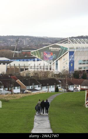 Leeds am Montag, 1. Januar 2024. Die Fans kommen am Montag, dem 1. Januar 2024, in der Elland Road in Leeds Road vor dem Sky Bet Championship-Spiel zwischen Leeds United und Birmingham City an. (Foto: Pat Isaacs | MI News) Credit: MI News & Sport /Alamy Live News Stockfoto