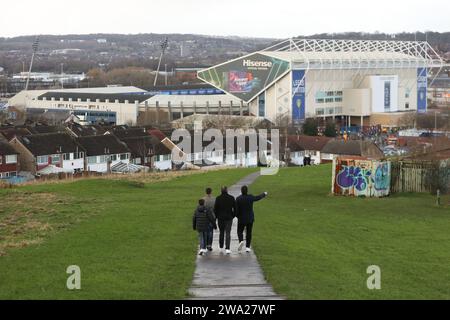 Leeds am Montag, 1. Januar 2024. Die Fans kommen am Montag, dem 1. Januar 2024, in der Elland Road in Leeds Road vor dem Sky Bet Championship-Spiel zwischen Leeds United und Birmingham City an. (Foto: Pat Isaacs | MI News) Credit: MI News & Sport /Alamy Live News Stockfoto