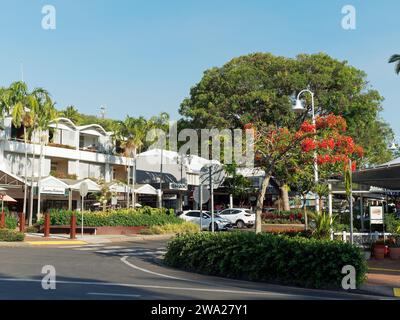 Werfen Sie einen Blick auf die Geschäfte, Bars und Restaurants auf der Macrossan Street, der Haupteinkaufsstraße in Port Douglas Queensland Australien Stockfoto