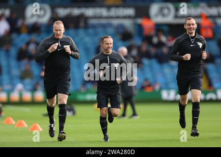 Leeds am Montag, 1. Januar 2024. Keith Stroud, der Schiedsrichter, wärmt sich vor dem Sky Bet Championship-Spiel zwischen Leeds United und Birmingham City in der Elland Road, Leeds, am Montag, den 1. Januar 2024 auf. (Foto: Pat Isaacs | MI News) Credit: MI News & Sport /Alamy Live News Stockfoto