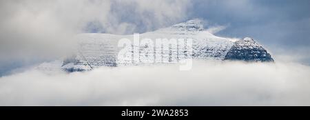 Ein bewölkter Berggipfel im Glacier National Park, Montana, USA. Stockfoto