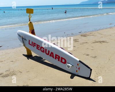 Blick auf Rettungsschwimmer am Four Mile Beach in Port Douglas Queensland Australien Stockfoto