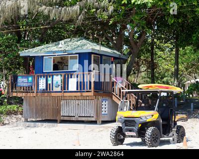 Blick auf eine Rettungsstation am Four Mile Beach in Port Douglas Queensland Australien Stockfoto