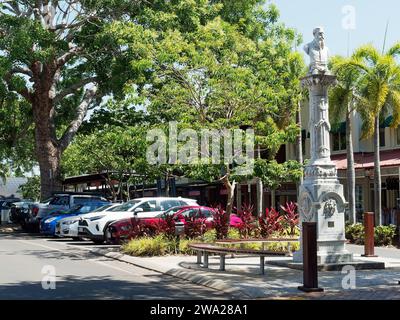 Werfen Sie einen Blick auf die Geschäfte, Bars und Restaurants auf der Macrossan Street, der Haupteinkaufsstraße in Port Douglas Queensland Australien Stockfoto