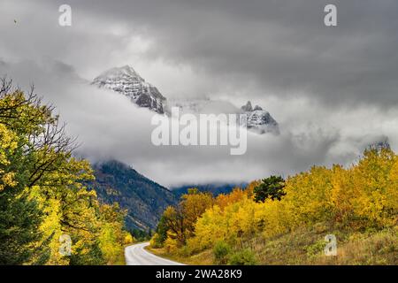 Die Herbstfarbe entlang der Going to the Sun Road im Glacier National Park, Montana, USA. Stockfoto