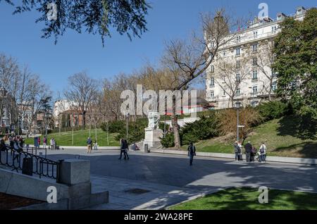 MADRID, SPANIEN - 23. FEBRUAR 2014: Menschen rund um das berühmte Prado-Museum in Madrid, Spanien Stockfoto