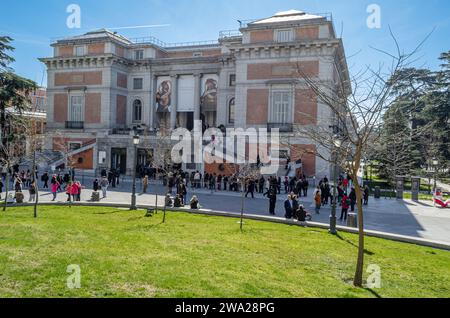 MADRID, SPANIEN - 23. FEBRUAR 2014: Menschen rund um das berühmte Prado-Museum in Madrid, Spanien Stockfoto