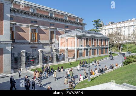 MADRID, SPANIEN - 23. FEBRUAR 2014: Menschen rund um das berühmte Prado-Museum in Madrid, Spanien Stockfoto