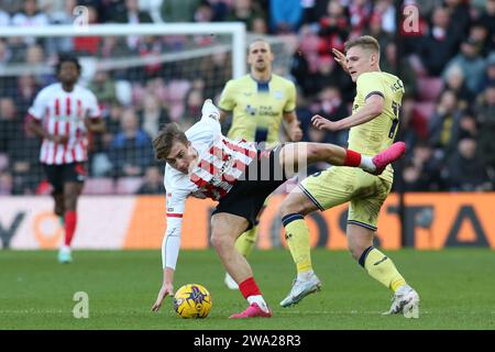 Sunderland am Montag, 1. Januar 2024. Jack Clarke wird von Ali McCann aus Preston North End während des Sky Bet Championship Matches zwischen Sunderland und Preston North End am Montag, dem 1. Januar 2024, im Stadium of Light in Sunderland angegriffen. (Foto: Michael Driver | MI News) Credit: MI News & Sport /Alamy Live News Stockfoto