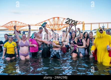 Im Rahmen der Hogmanay-Feierlichkeiten in Edinburgh nehmen die Besucher am Loony Dook Neujahrstag im Firth of Forth in South Queensferry Teil. Bilddatum: Montag, 1. Januar 2024. Stockfoto