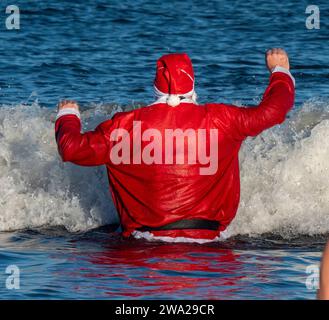 Edinburgh, Schottland, Großbritannien. Montag, 1. Januar 2024. Edinburgh, Schottland. Die Menschen nehmen am jährlich stattfindenden Loony Dook Teil, um am Neujahrstag ein Bad im Meer am Portobello Beach in Edinburgh zu nehmen. Quelle: Sandy Robinson/Alamy Live News Stockfoto