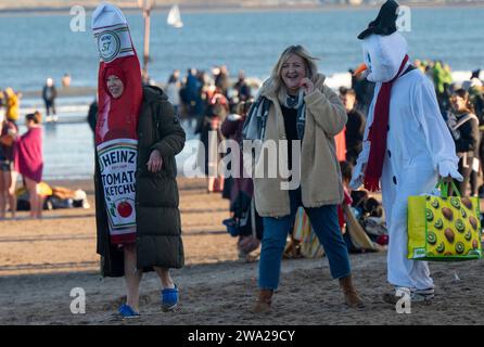 Edinburgh, Schottland, Großbritannien. Montag, 1. Januar 2024. Edinburgh, Schottland. Die Menschen nehmen am jährlich stattfindenden Loony Dook Teil, um am Neujahrstag ein Bad im Meer am Portobello Beach in Edinburgh zu nehmen. Quelle: Sandy Robinson/Alamy Live News Stockfoto