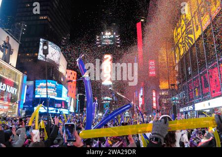 New York, Usa. Januar 2024. Am Silvesterball fällt ein Feuerwerk auf, während Konfetti auf eine Menge von Offenbarern fällt, die das neue Jahr feiern. Am Times Square, Manhattan, New York City, versammelten sich Schwärmer aus aller Welt, um den Silvesterball zu beobachten. Das New York City Police Department war in Alarmbereitschaft, da es möglich war, dass Proteste das Ereignis stören. Quelle: SOPA Images Limited/Alamy Live News Stockfoto