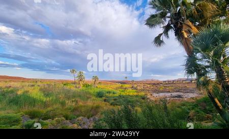 Landschaft in der Nähe des Flusses Cunene an der Grenze zu Namibia und Angola Stockfoto