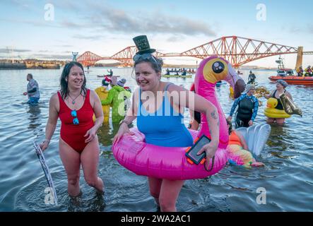 Im Rahmen der Hogmanay-Feierlichkeiten in Edinburgh nehmen die Besucher am Loony Dook Neujahrstag im Firth of Forth in South Queensferry Teil. Bilddatum: Montag, 1. Januar 2024. Stockfoto